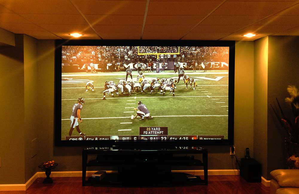 Будет футбол телевизору. Экран телевизора. Экран для проектора в интерьере. Футбол на большом экране. Телевизор футбол.