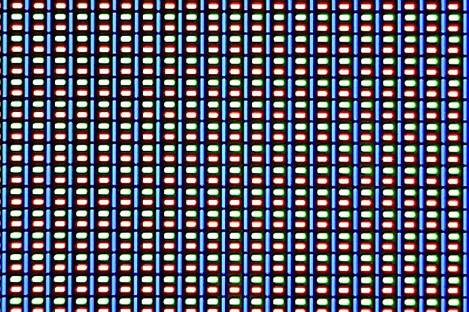 Các điểm ảnh (pixel) được sắp xếp một cách trật tự theo chiều ngang và chiều dọc trên màn hình